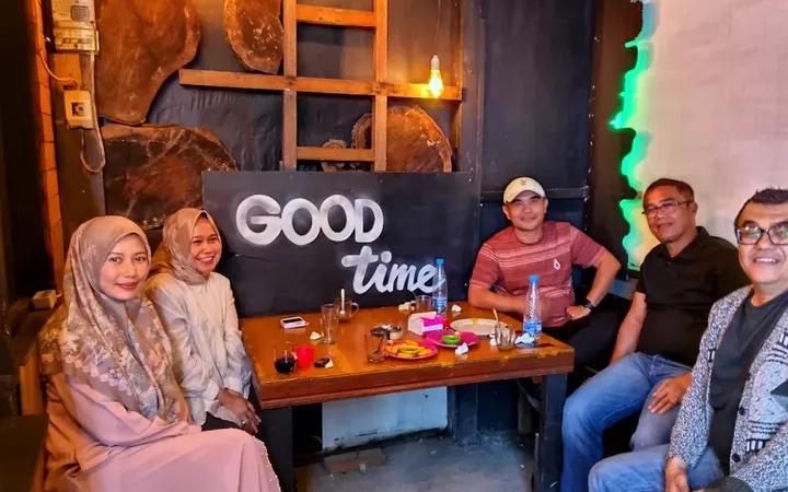 Dangau Kawa Payolangsek Payakumbuh tetap ramai di tengah tren coffee shop modern dengan menu utama kawa daun dan hiburan live music.