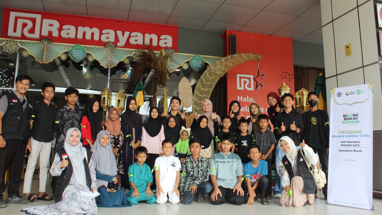 KPP Pratama Padang dan IZI Sumbar ajak 20 anak yatim belanja bareng di Padang, dilanjutkan buka puasa bersama dalam program sosial Ramadhan 2026.