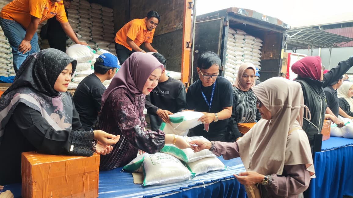 Indah Group salurkan 300 ton beras untuk warga Sumbar melalui program Ramadhan Indah Berbagi 2026, distribusi dimulai dari Padang dan berlanjut ke sejumlah wilayah.