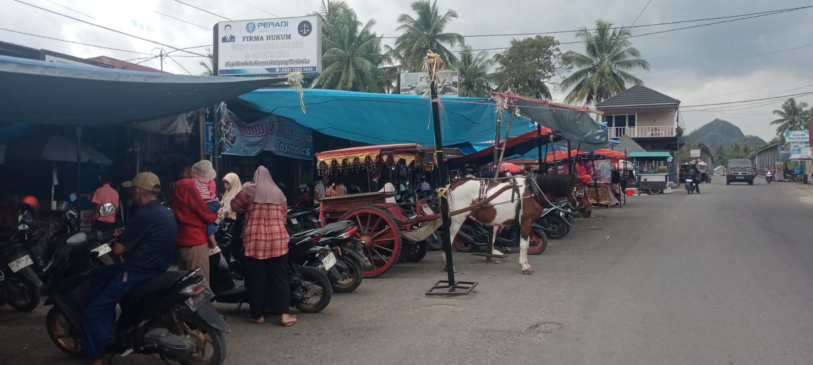 Aktivitas Pasar Nagari Taram di Limapuluh Kota meningkat selama Ramadan. Warga ramai berbelanja kebutuhan dapur menjelang berbuka puasa.