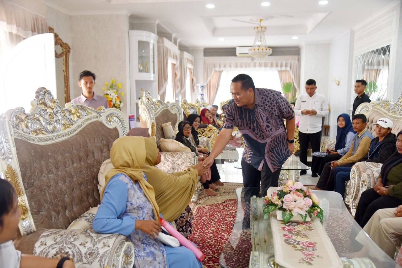 15 KK korban banjir dan longsor di Kota Pariaman menerima bantuan jaminan hidup dari Kemensos melalui PT Pos Indonesia untuk pemulihan pascabencana.