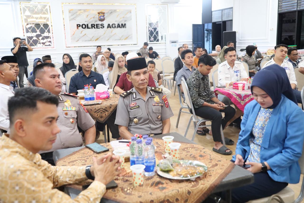 Kapolres Agam AKBP Muari bersama insan pers usai buka puasa bersama di Aula Wibisono Mapolres Agam, Selasa (10/3).