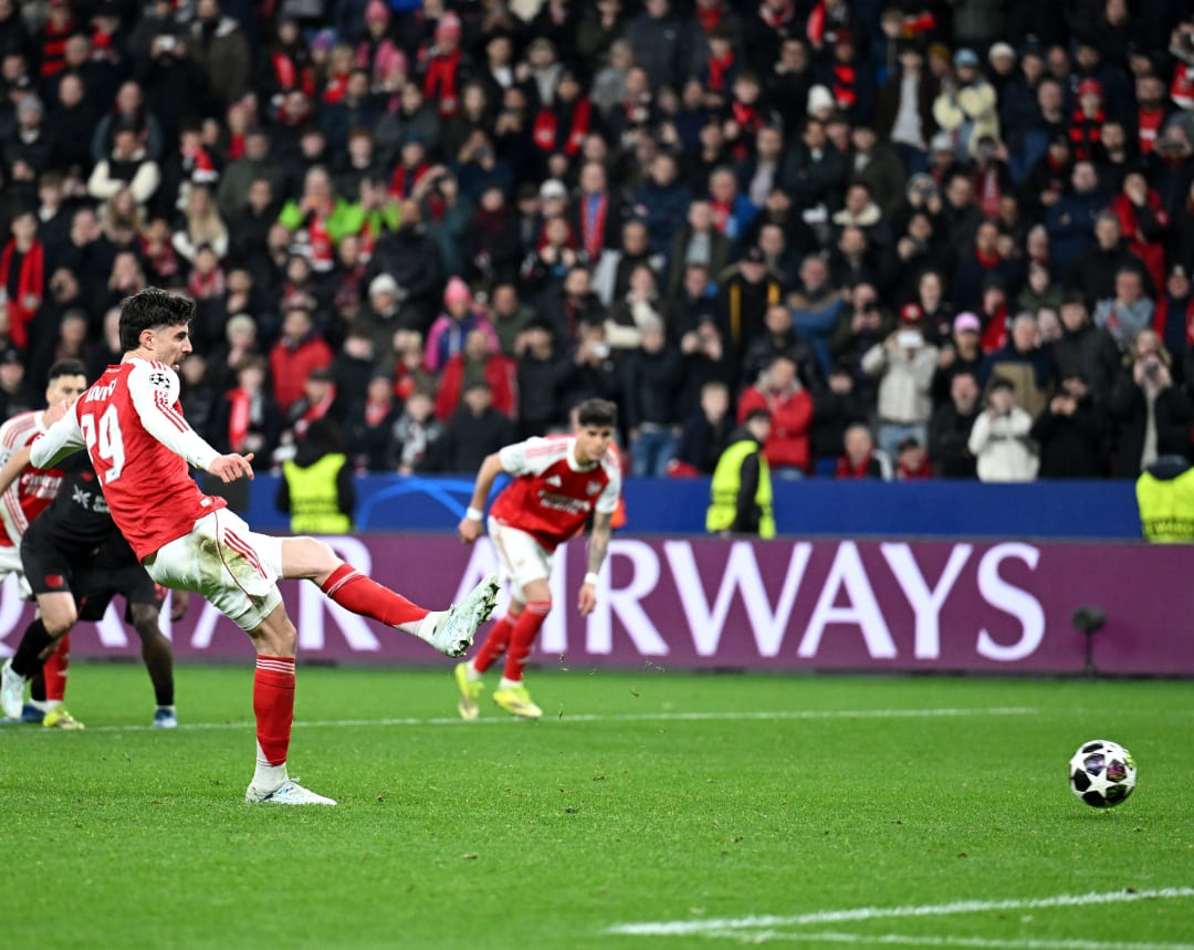 Kai Havertz mengeksekusi penalti penyeimbang Arsenal melawan Bayer Leverkusen pada leg pertama babak 16 besar Liga Champions di BayArena, Kamis (12/3/2026).(Foto: X @arsenal)