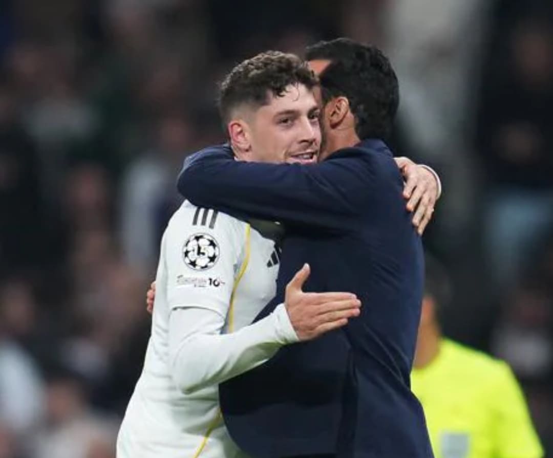 Pelatih Alvaro Arbeloa memeluk Fede Valverde saat Real Madrid menang 3-0 atas Manchester City di leg pertama babak 16 besar Liga Champions 2025/2026.(Foto: UEFA.com)