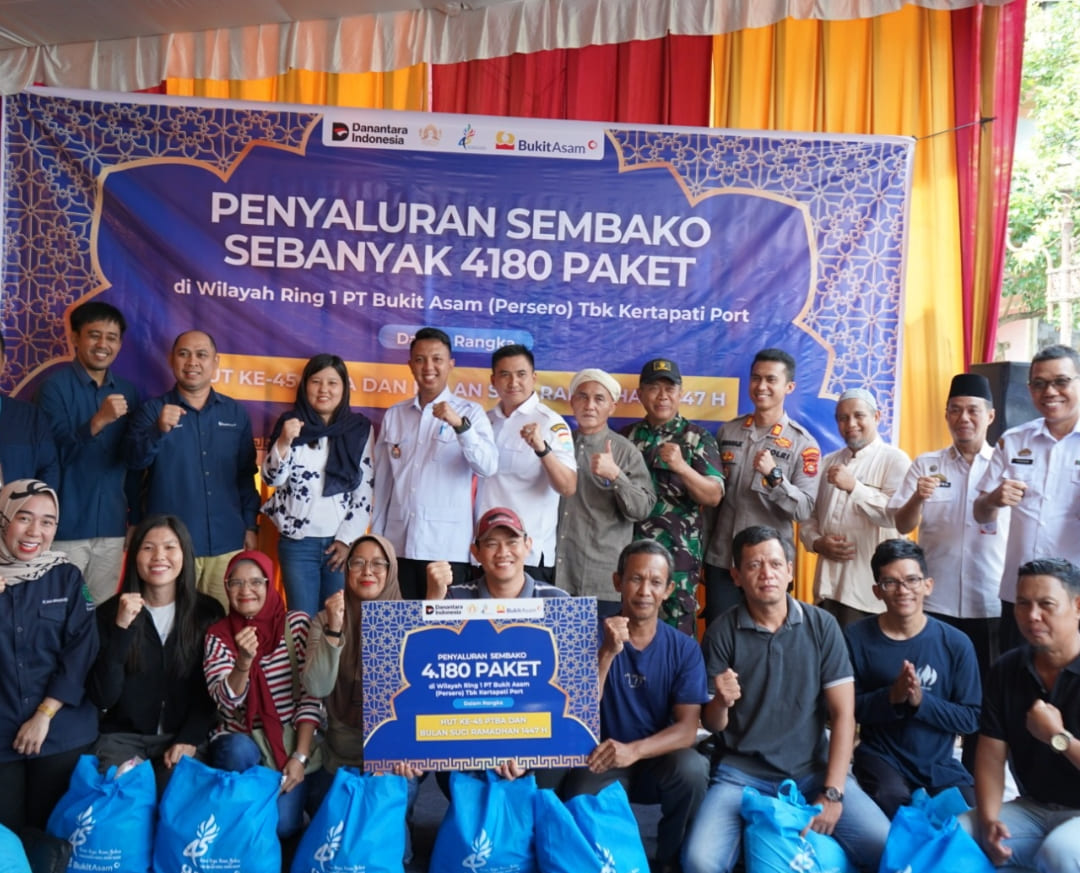 Masyarakat menerima paket sembako dari PT Bukit Asam di halaman Masjid Ki Merogan, Kelurahan Kertapati, Palembang.(Foto: Corcom)