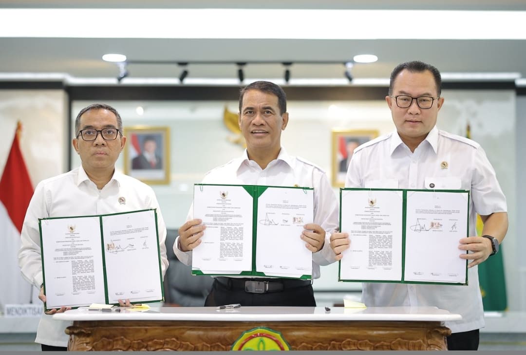Mentan Andi Amran Sulaiman, Mendiktisaintek Brian Yuliarto, dan Kepala BRIN Arif Satria usai menandatangani kesepakatan bersama sinergi riset dan inovasi swasembada pangan.(Foto: Humas)