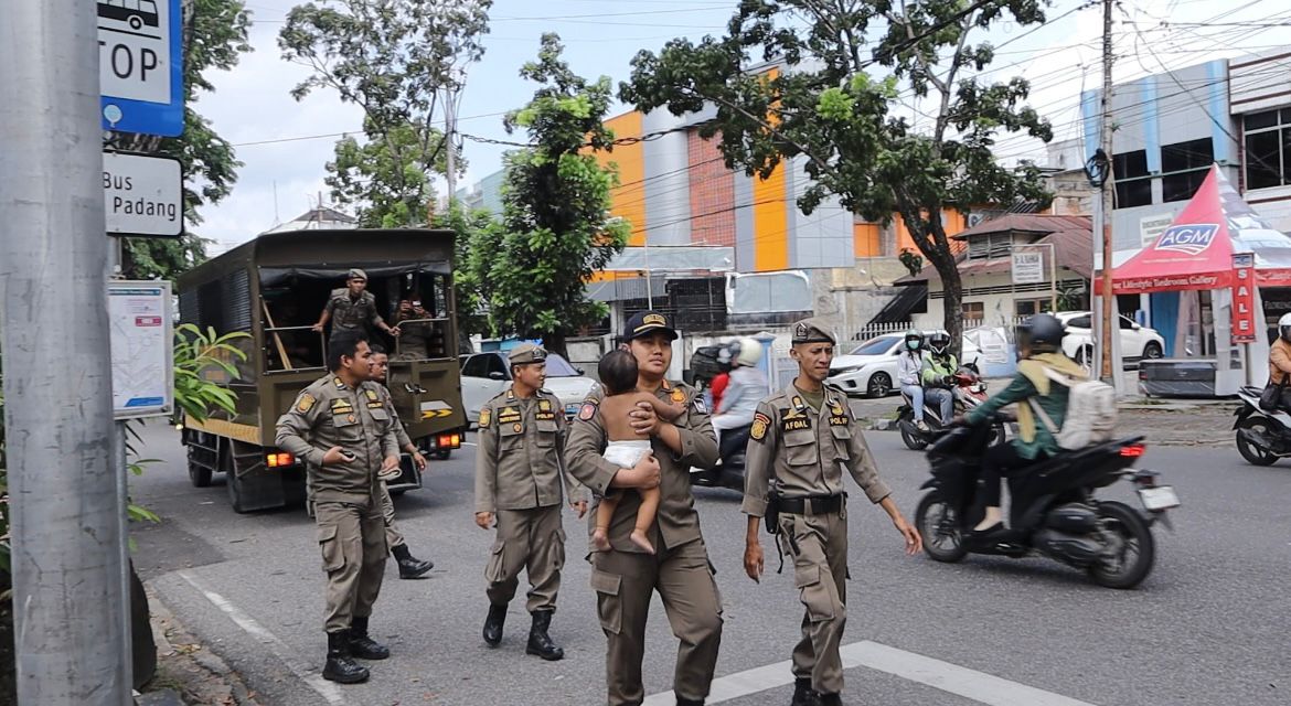 Satpol PP Kota Padang tertibkan fenomena berbagi takjil di jalanan yang picu PMKS meningkat dan risiko kecelakaan, Selasa (10/3/2026).