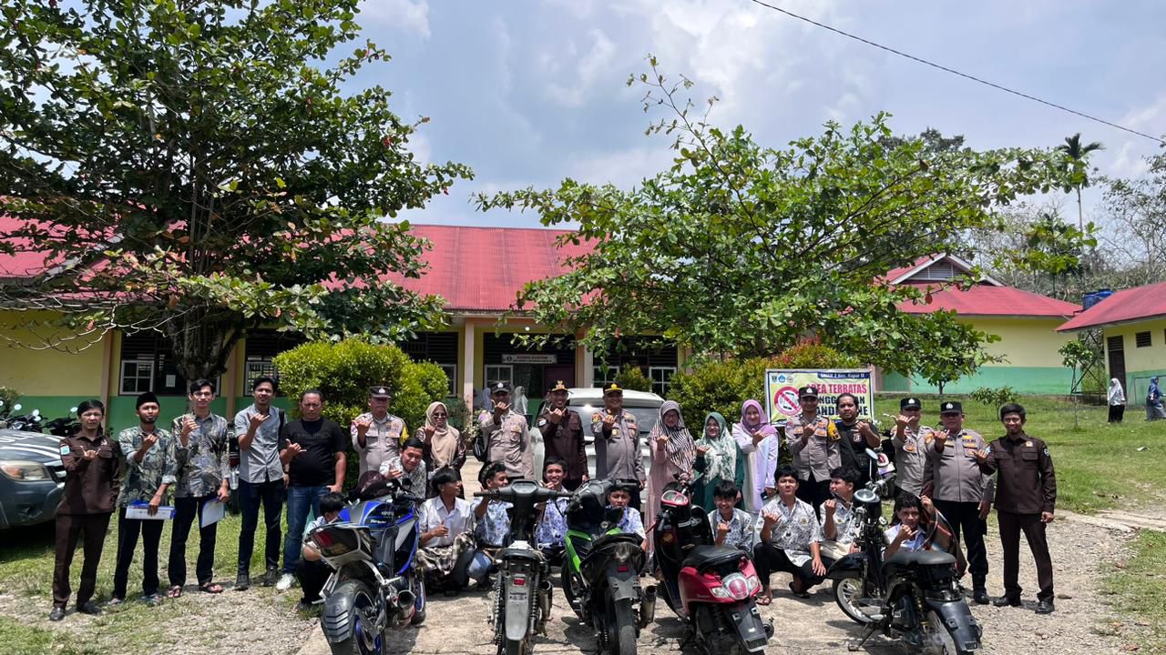 Personel Polsek Kapur IX melakukan penertiban kendaraan bermotor berknalpot bising atau knalpot brong yang digunakan oleh pelajar di lingkungan SMA Negeri 2 Kapur IX, Kabupaten Limapuluh Kota.