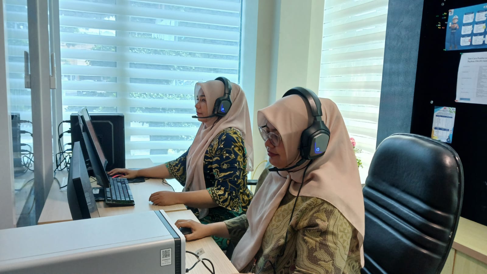 Dua petugas Perumda Air Minum Kota Padang sedang melayani pelanggan lewat call center baru-baru ini. Selama libur Lebaran pelanggan bisa bayar tagihan via transaksi digital.