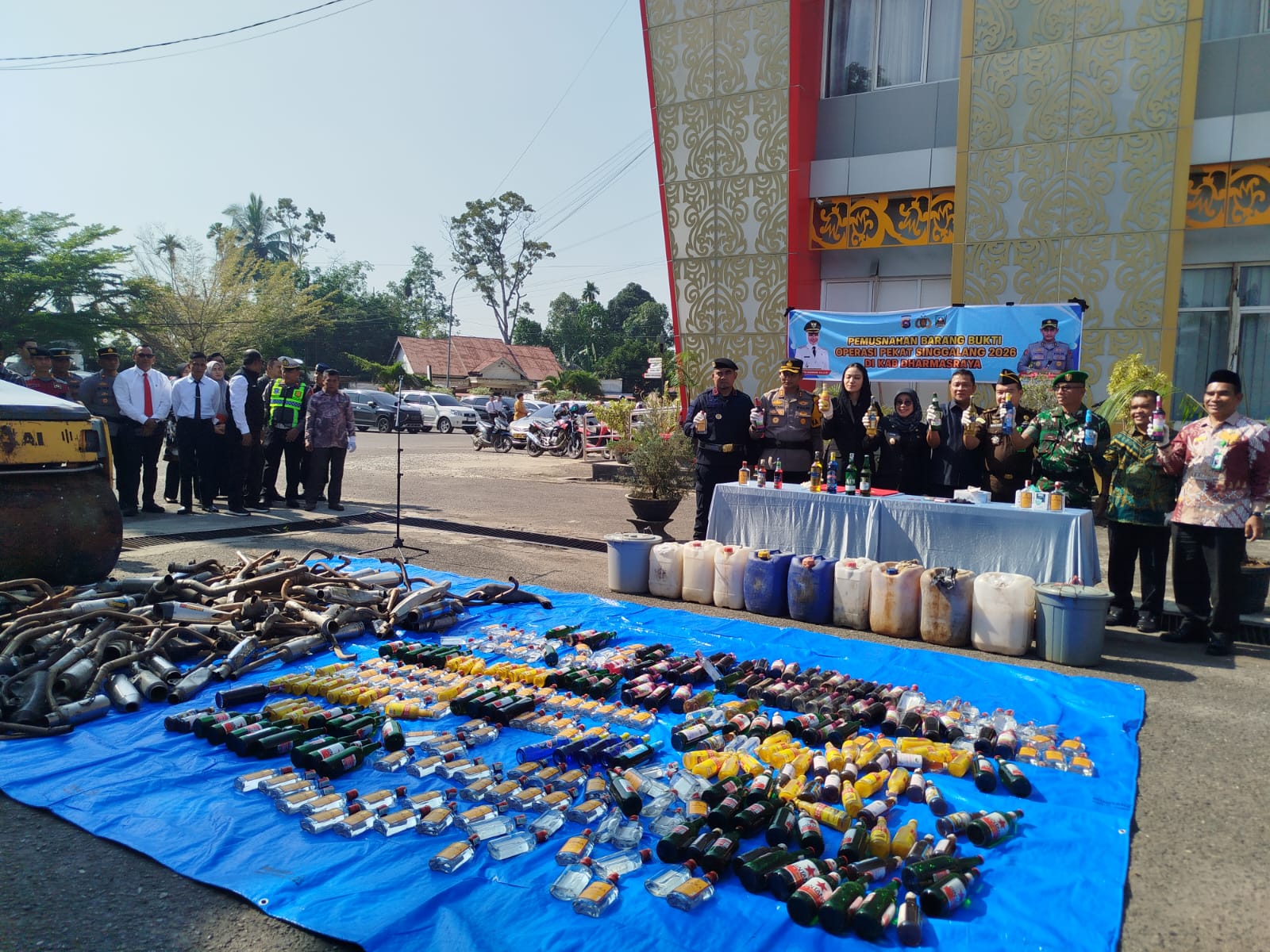 Polres Dharmasraya bersama Pemkab musnahkan 275 botol miras, 270 liter tuak dan 170 knalpot brong hasil operasi Pekat 2026 di halaman Kantor Bupati Dharmasraya.