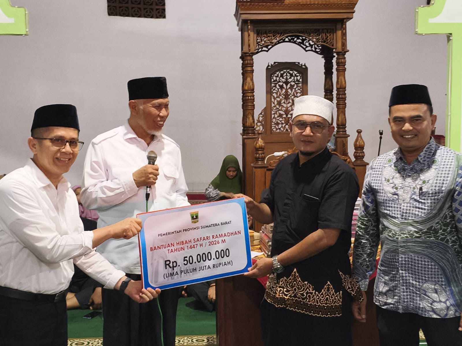 Gubernur Sumbar Mahyeldi didampingi Bupati Pasbar Yulianto serahkan bantuan kepada pengurus Masjid Raya Al Manar saat Safari Ramadan di Nagari Rabi Jonggor, Kecamatan Gunung Tuleh, Rabu (11/3/2026).