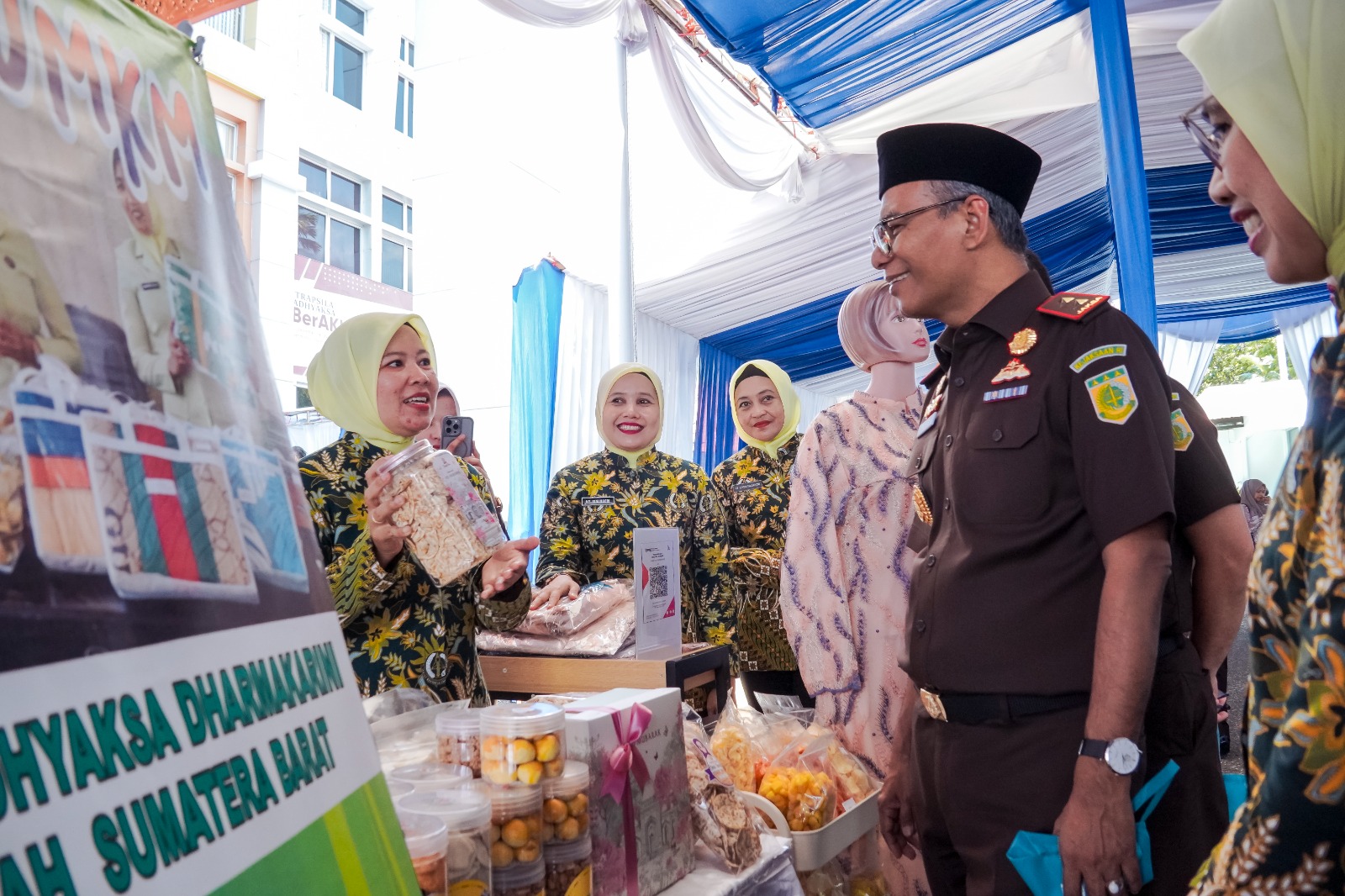 Kejati Sumbar gelar pasar murah Ramadan bersama UMKM Mitra Adhyaksa untuk membantu masyarakat mendapatkan sembako murah dan mendorong penguatan ekonomi UMKM.