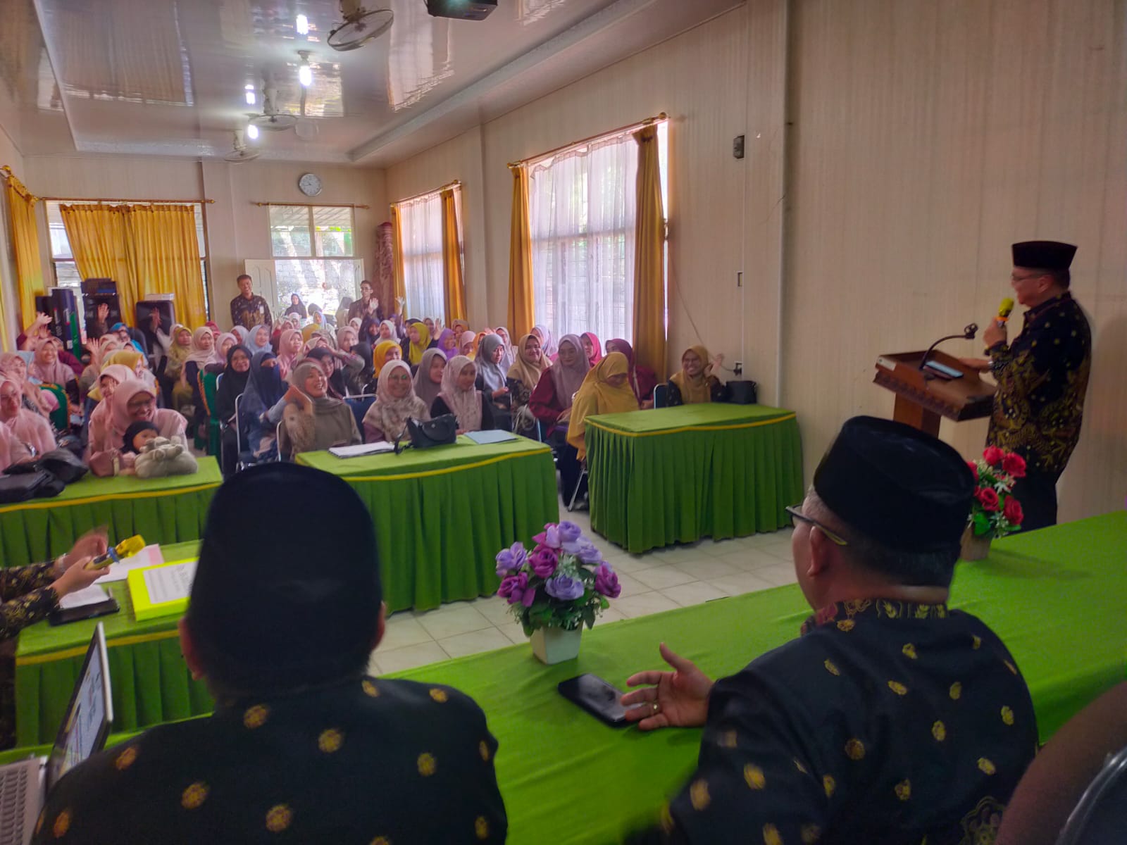 Kemenag Sawahlunto salurkan zakat ASN Rp84 juta kepada 140 honorer dan guru PAI, sekaligus siapkan dua masjid ramah pemudik di jalur Trans Sumatera.