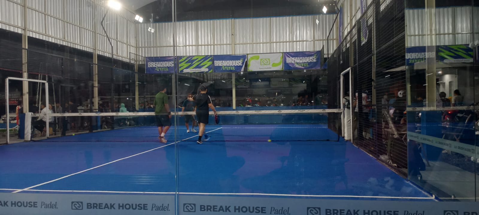 Olahraga padel kian diminati di Payakumbuh. Lapangan Break House Arena ramai pemain setiap malam meski fasilitas padel di kota tersebut masih terbatas.