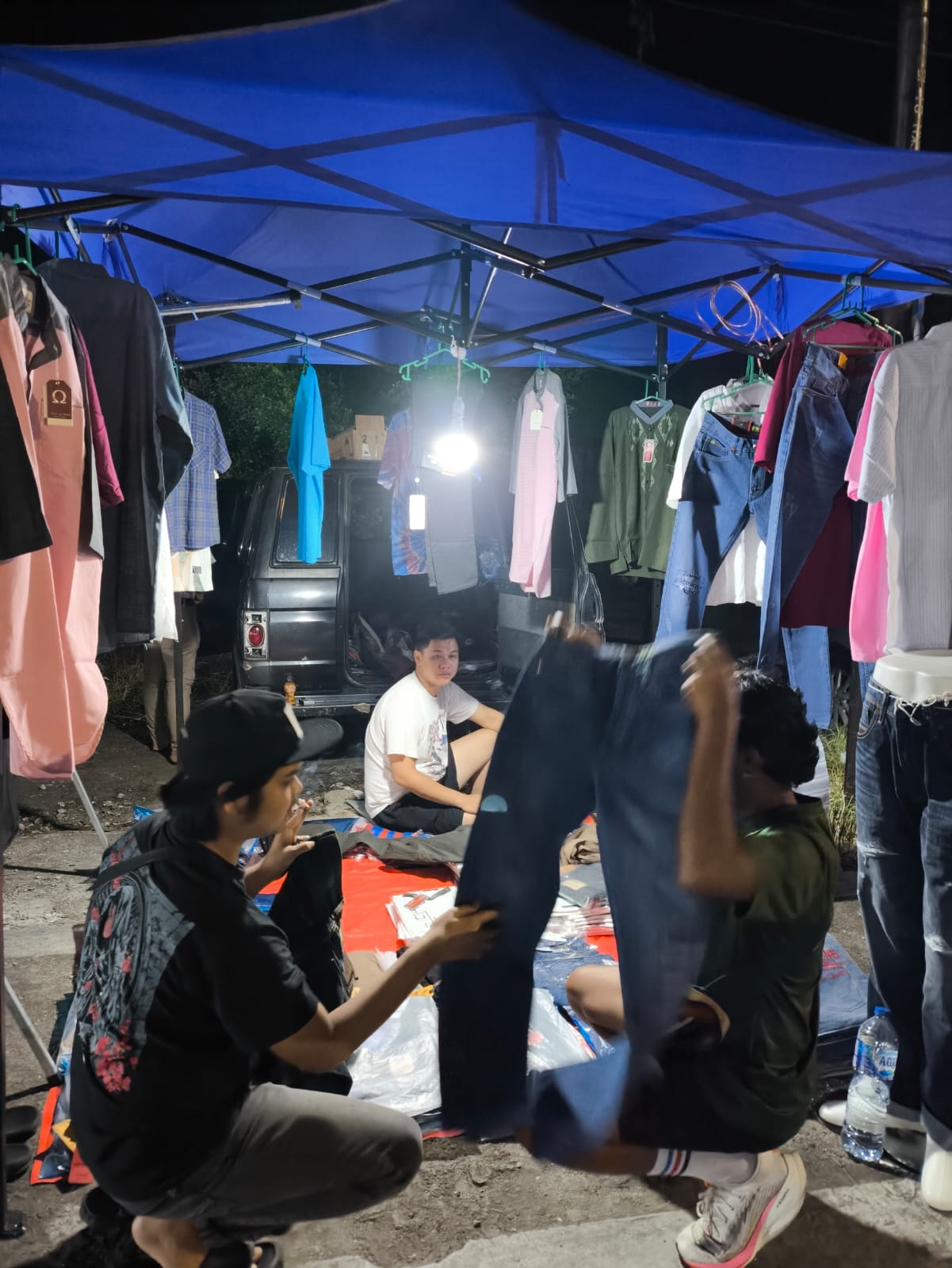 Lapak pakaian musiman di Payakumbuh ramai jelang Lebaran. Pedagang menjual baju koko, kaos, dan celana dengan harga terjangkau mulai Rp70 ribu.