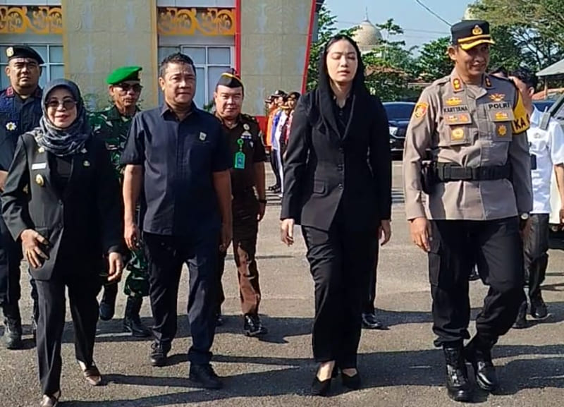 Bupati Dharmasraya Annisa Suci Ramadhani bersama Kapolres AKBP Kartyana meninjau pasukan saat gelar Operasi Ketupat 2026 di halaman Kantor Bupati Dharmasraya,.(Foto: Ita/Padek)