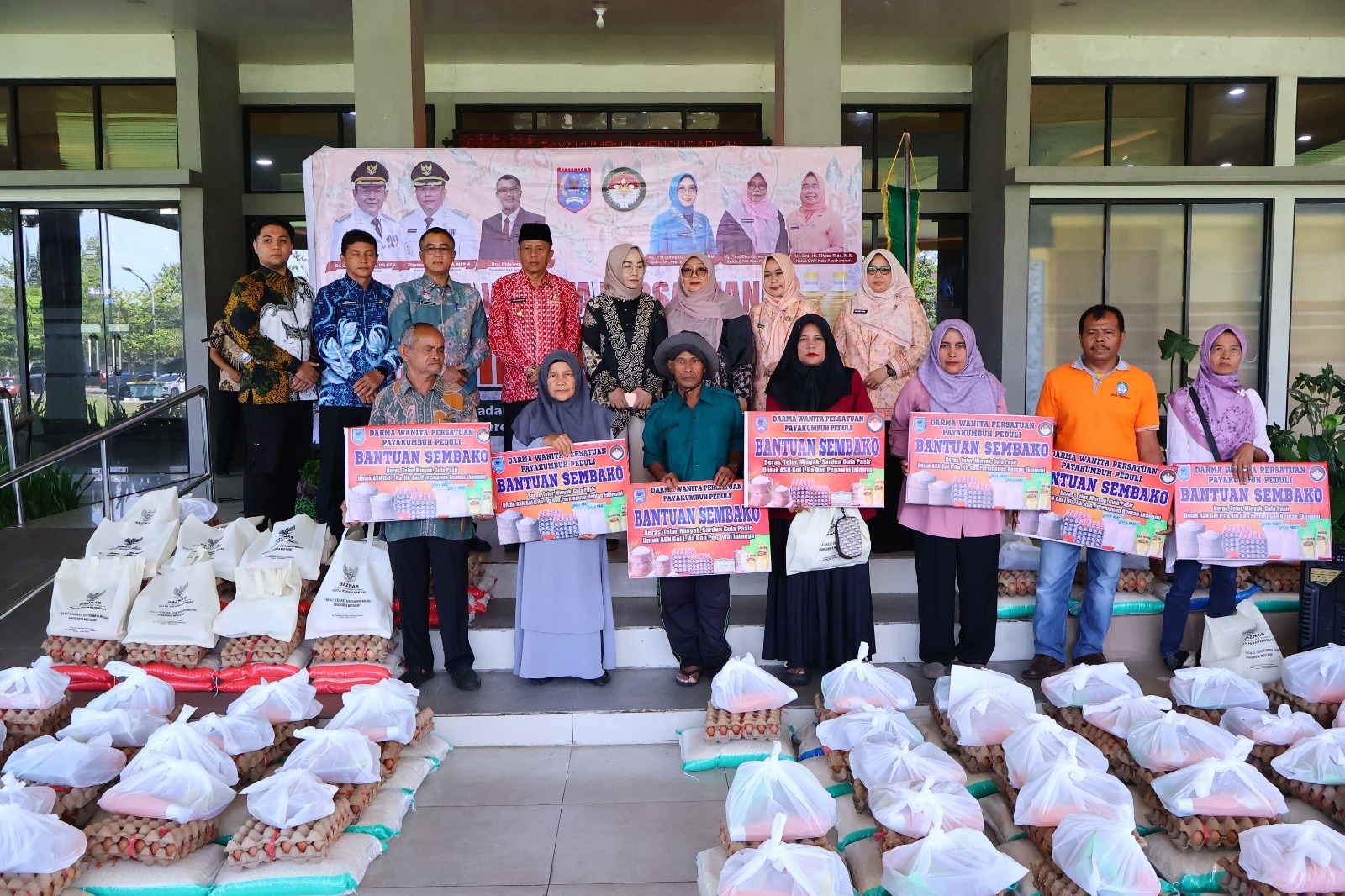 DWP Kota Payakumbuh menyalurkan 125 paket sembako kepada pekerja rentan ekonomi menjelang Ramadan 1447 H dalam program berbagi di Balai Kota Payakumbuh.