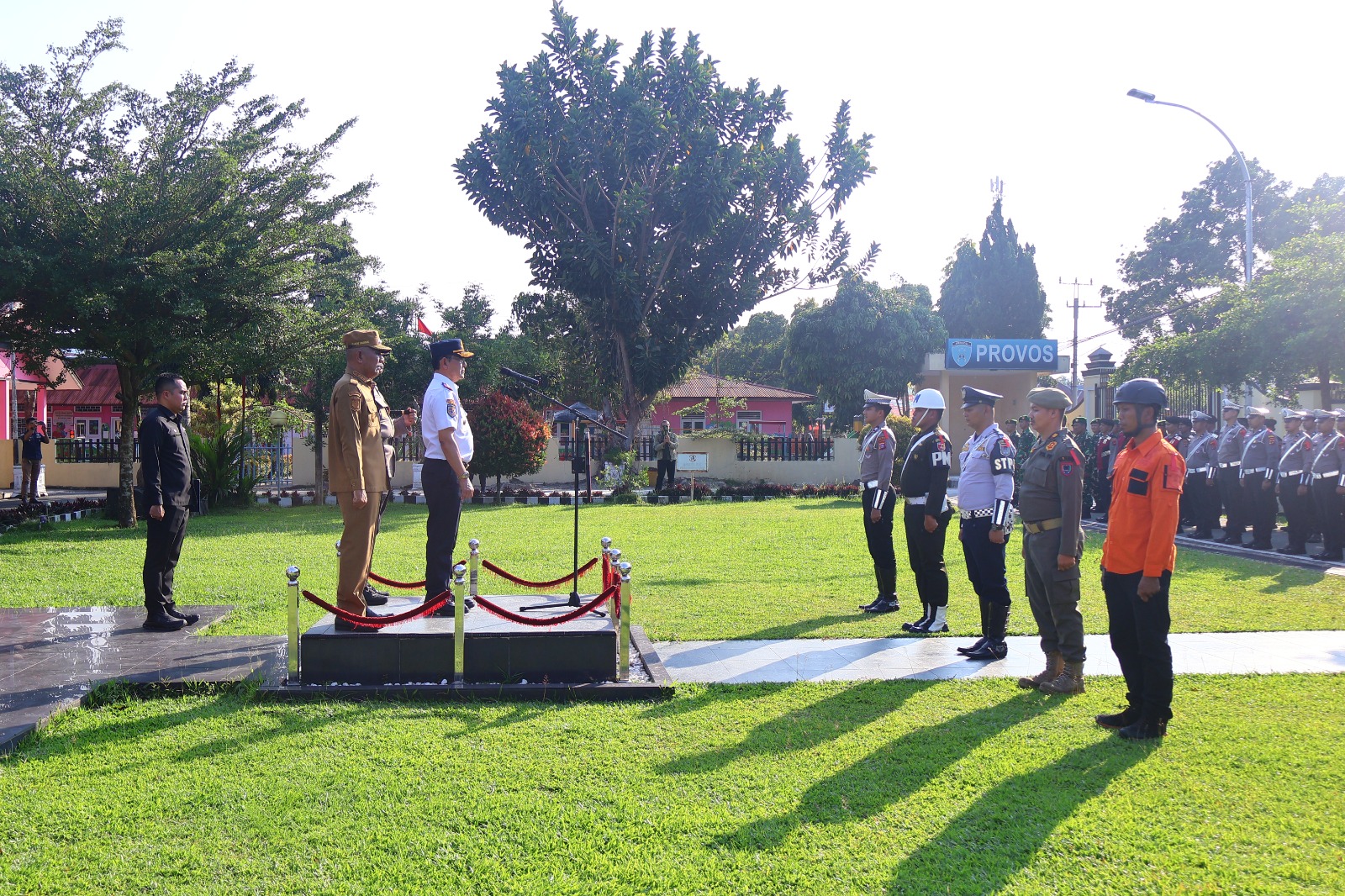 Wali Kota Payakumbuh Zulmaeta memimpin apel Operasi Ketupat Singgalang 2026 di Polres Payakumbuh untuk memastikan kesiapan pengamanan mudik dan Idulfitri 1447 H.