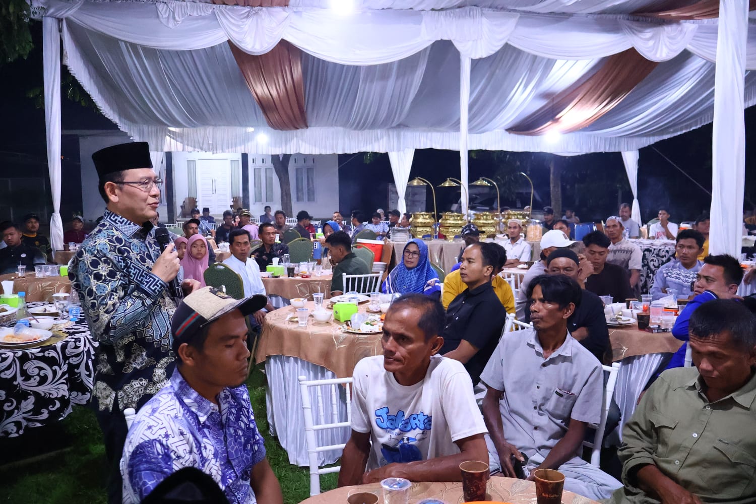 Wali Kota Payakumbuh Zulmaeta menggelar buka puasa bersama petugas kebersihan, mendengar aspirasi pekerja serta membahas penyelesaian hak dan dukungan operasional.