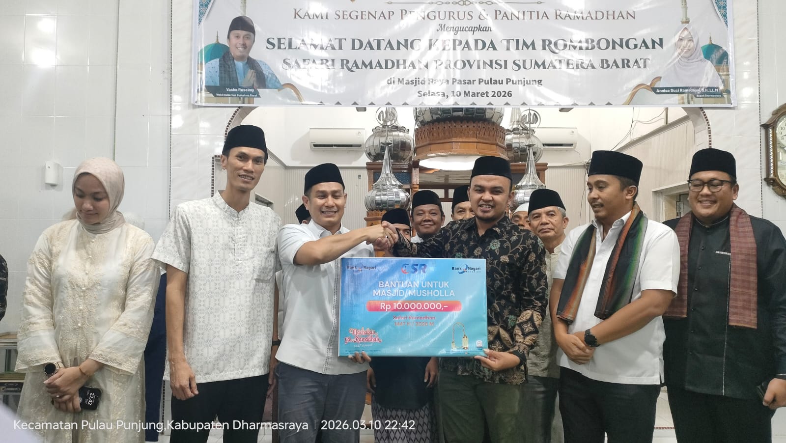 Wakil Pemimpin Divisi Kredit dan Mikro Banking PT Bank Nagari,  Fauzan, bersama Wakil Pemimpin Bank Nagari Cabang Pulau Punjung,  Bambang Arwan, kepada pengurus Masjid Nurul Huda Kabupaten.
