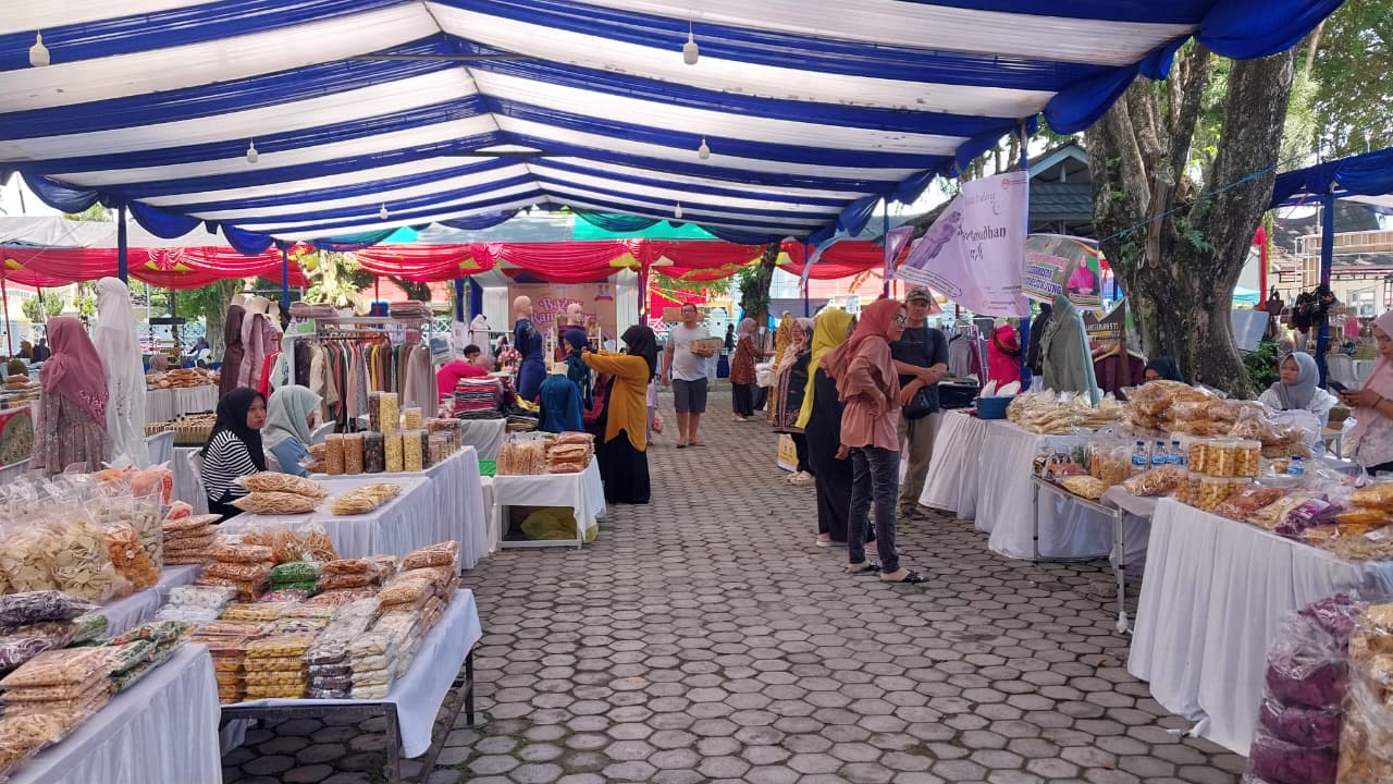 Pengunjung Bazar Ramadhan 1447 H di halaman parkir Kantor Gubernur Sumatera Barat banyak yang tidak mendapatkan kupon subsidi, Kamis (12/3/2026). (Mengki Kurniawan/Padeks)