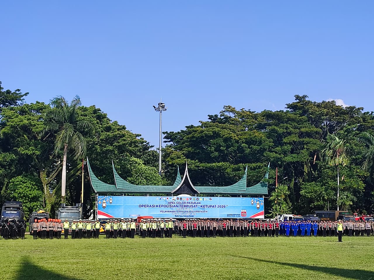 Polda Sumbar gelar apel Operasi Ketupat 2026 di Padang. Sebanyak 2.285 personel disiagakan untuk pengamanan arus mudik dan balik Idul Fitri 1447 H.