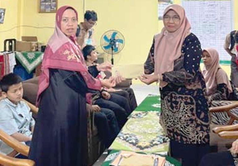 RASA KEPEDULIAN: Kunjungan SMP Fidelis Paykumbuh ke Panti Asuhan Aisyiyah, Jumat (6/3). Kunjungan ini bertujuan menumbuh rasa kepedulian antarsesama.