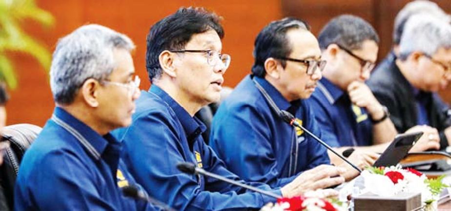 KINERJA FISKAL: Menteri Keuangan Purbaya Yudhi Sadewa (dua dari kiri) memberikan paparan pada konferensi pers APBN KiTa di Jakarta kemarin (11/3).
