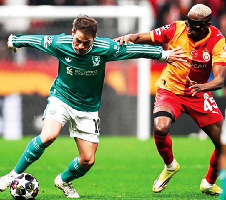DALAM TEKANAN: Gelandang Liverpool FC Alexis Mac Allister (kiri) dalam tekanan penyerang Galatasaray SK pada first leg babak 16 besar Liga Champions di Rams Park, Istanbul, kemarin.
