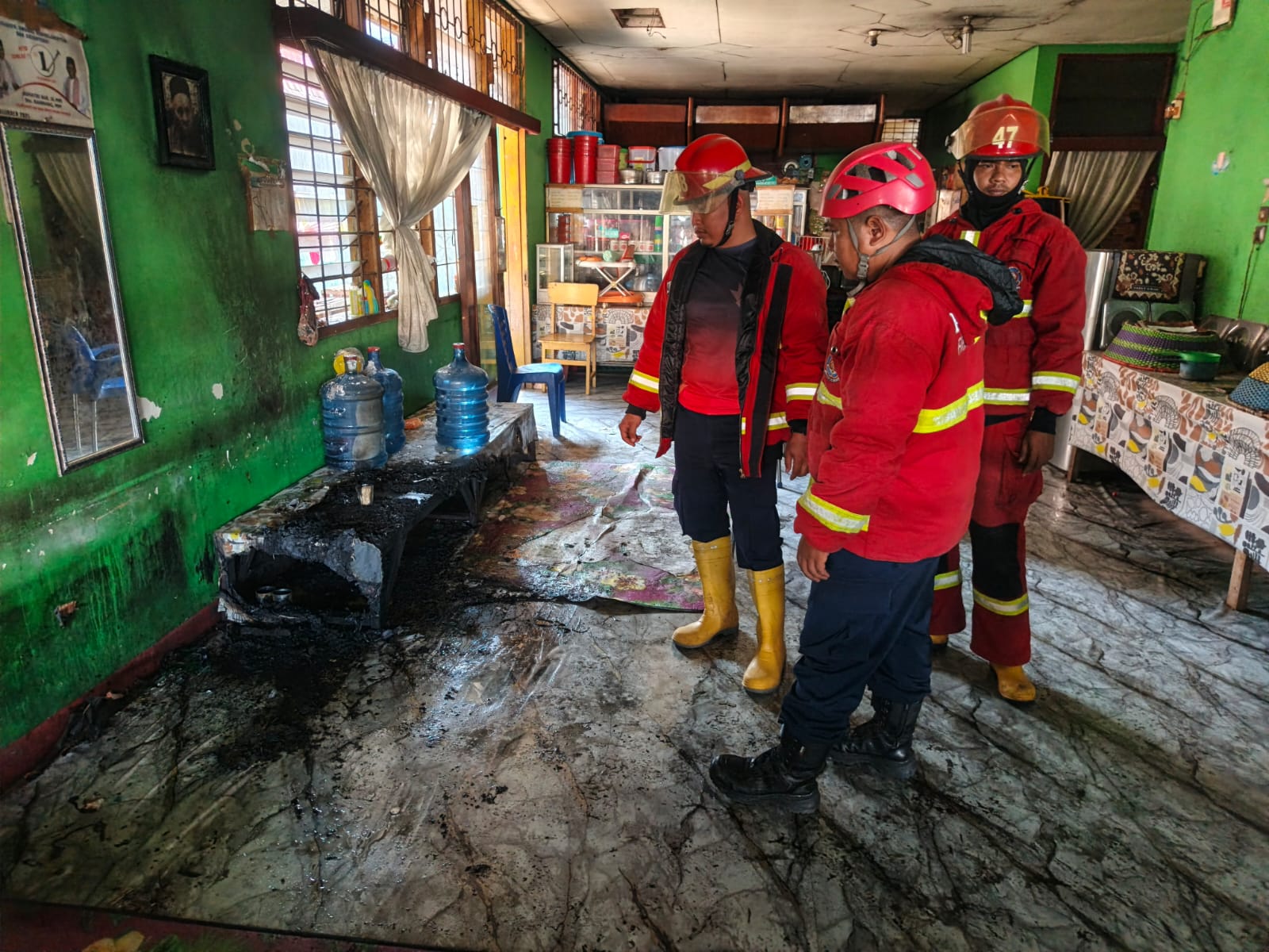 Kebakaran rumah di Airtawar Barat Padang menghanguskan ruang tamu. Damkar Padang kerahkan dua armada, kerugian ditaksir Rp15 juta tanpa korban jiwa.