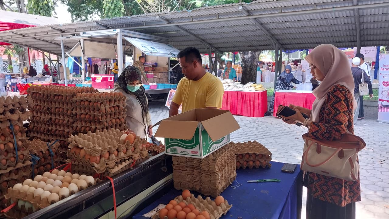 Telur murah jadi primadona di Bazar Ramadhan Sumbar. Harga mulai Rp48 ribu per papan dan bisa lebih hemat lagi dengan kupon subsidi dari panitia.