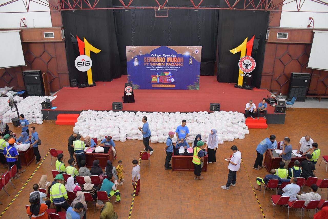 Program sembako murah Cahaya Ramadan Semen Padang dalam rangka HUT ke-116 mendapat apresiasi masyarakat karena membantu memenuhi kebutuhan pokok selama Ramadan.