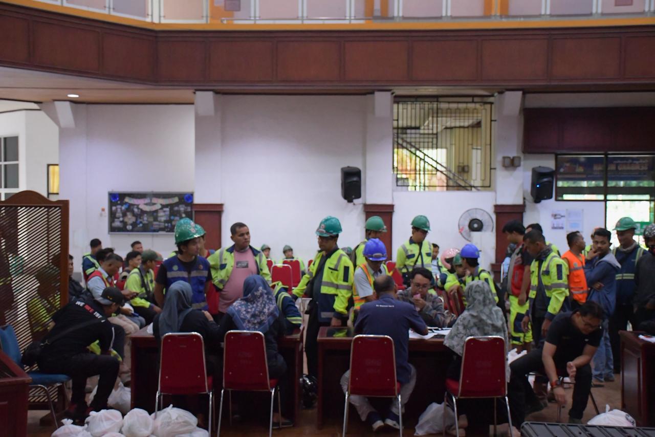 PT Semen Padang menggelar program sembako murah Ramadan dengan menyediakan 4.000 paket kebutuhan pokok bagi masyarakat dan tenaga outsourcing di lingkungan perusahaan.