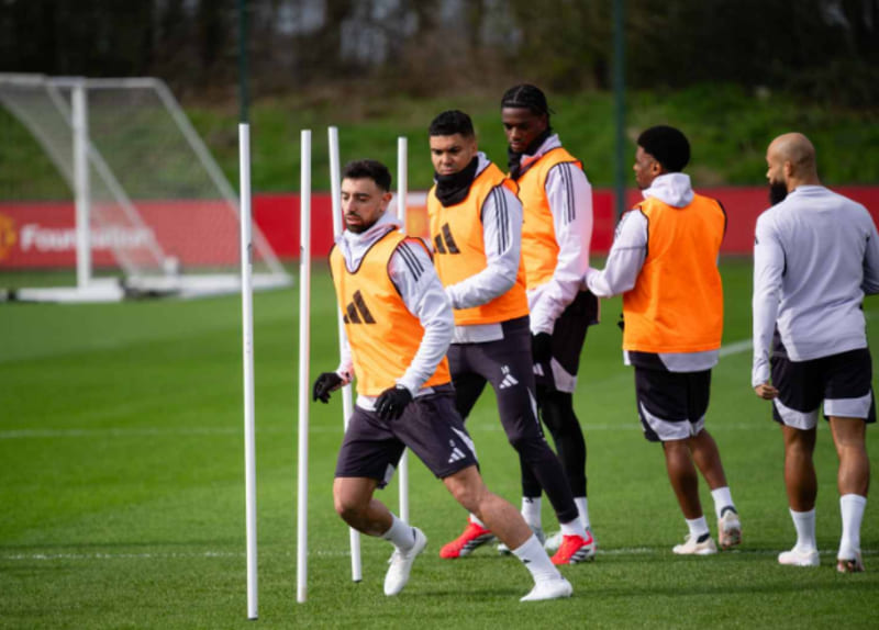 Kapten Manchester United, Bruno Fernandes dkk, mengikuti sesi latihan tim menjelang pertandingan Premier League melawan Aston Villa di Old Trafford.(Foto: manutd.com)