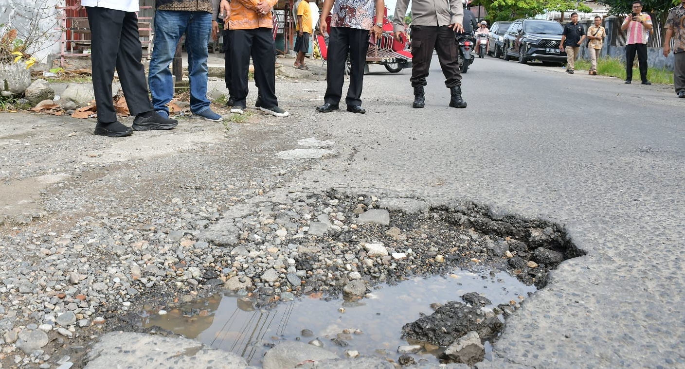 Wali Kota Padang Fadly Amran memprediksi 100 ribu perantau pulang saat Lebaran 2026. Pemko Padang mempercepat perbaikan infrastruktur dan penataan fasilitas kota, plus jalan berlubang.