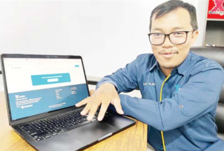 Yaumil Fajri, CEO Appskep Indonesia, memperlihatkan aplikasinya.