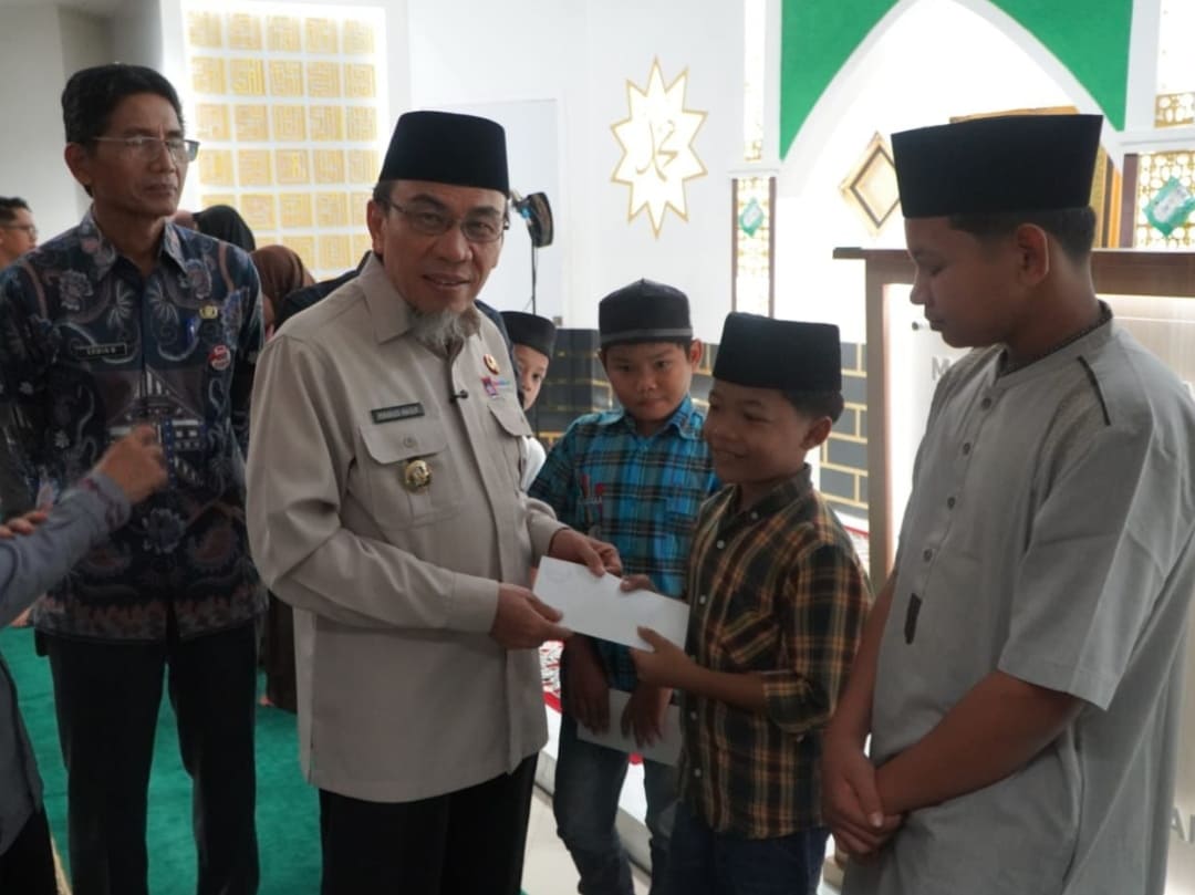 Wawako Maigus Nasir serahkan santunan Rp37 juta untuk 112 anak yatim binaan Balai Kota Padang saat Ramadhan.(Foto: Prokopim)