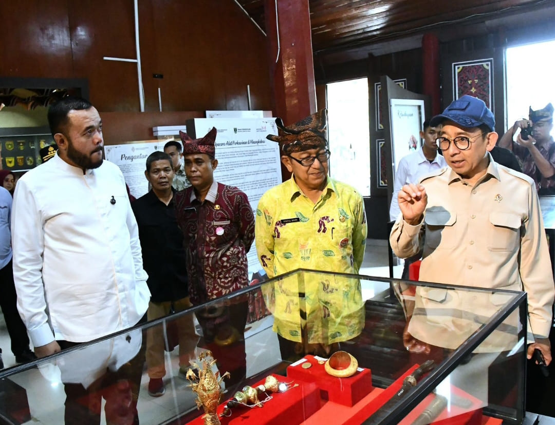 Wali Kota Padang Fadly Amran dan Menteri Kebudayaan RI Fadli Zon meninjau kawasan Museum Adityawarman usai peresmian pembangunan pagar museum.(Foto: Prokopim)