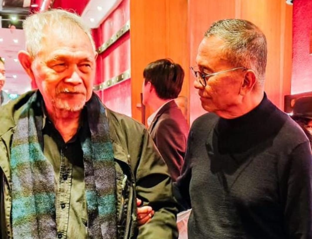 Silaturahmi Dahlan Iskan dan Goenawan Mohammad dalam buka puasa di Hotel Vasa Surabaya menghadirkan momen bersejarah bersama pimpinan Jawa Pos Grup.(Foto: IST)