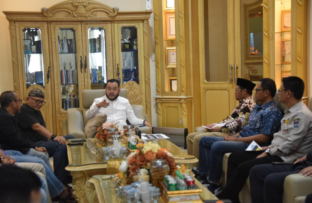 Wali Kota Padang Fadly Amran menerima perwakilan pedagang dan pengelola Plaza Andalas serta Ramayana di kediamannya, Jumat (13/3/2026).(Foto: Prokopim)