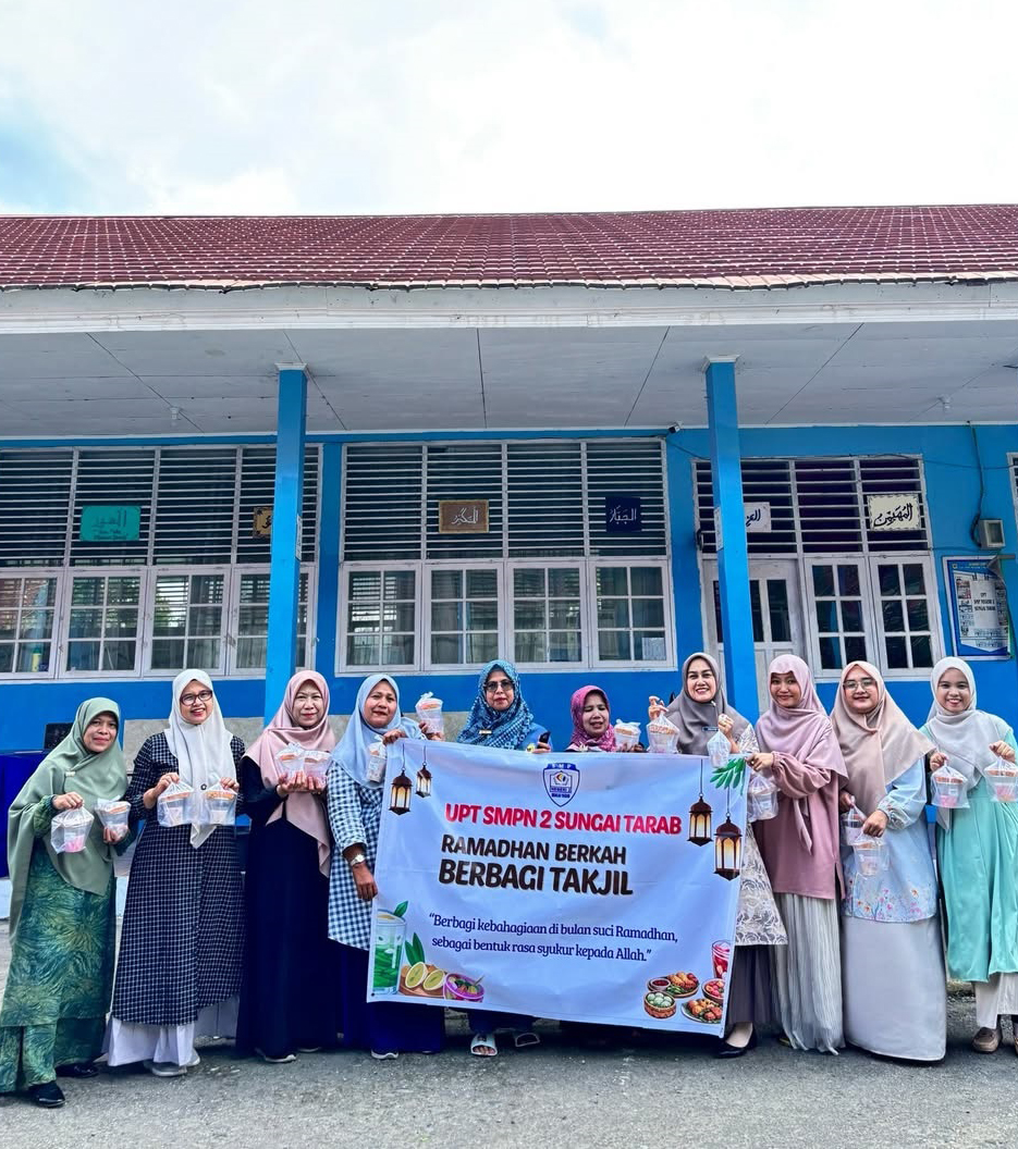 INDAHNYA BERBAGI: Siswa UPT SMPN 2 Sungai Tarab membagikan takjil kepada masyarakat sebagai bagian dari kegiatan berbagi di bulan Ramadhan.