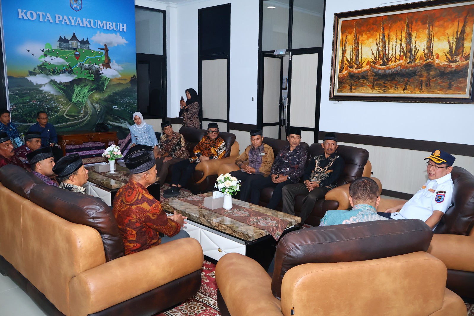 Wali Kota Payakumbuh Zulmaeta menerima ninik mamak Lamposi Tigo Nagori untuk memperkuat sinergi adat dan pemerintah dalam mendukung pembangunan daerah.