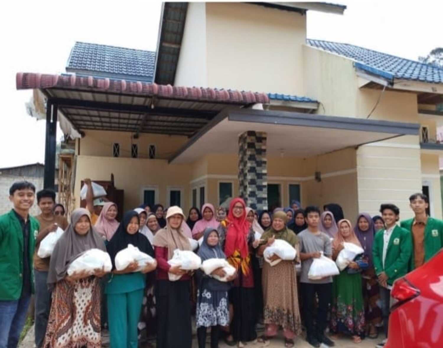 Universitas Andalas melalui anggota Koperasi Fakultas Teknik yang menyalurkan bantuan Tunjangan Hari Raya (THR) dan parcel Lebaran kepada masyarakat di sekitar kampus yang terdampak bencana.