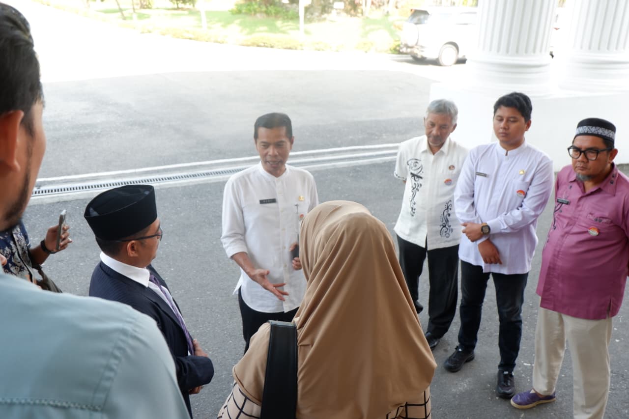 Pelantikan anggota KPID Sumbar yang dijadwalkan di Gubernuran Padang mendadak batal, Jumat (13/3/2026).