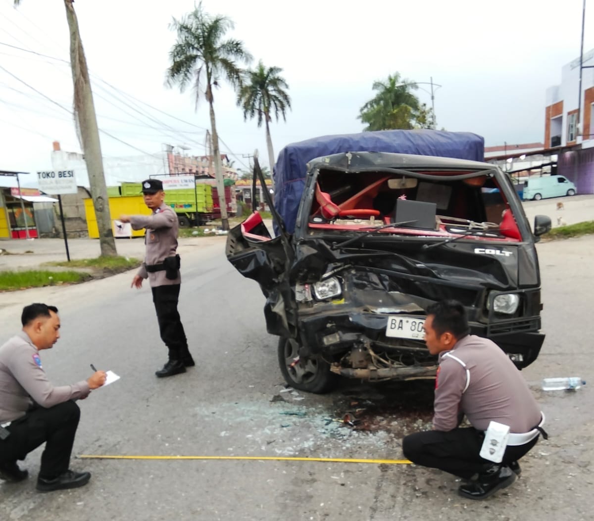 Kecelakaan truk tronton dan pickup terjadi di Bypass Nasir Sutan Pamuncak Kota Solok, Jumat pagi. Dua orang luka dan kerugian materiel diperkirakan Rp40 juta.