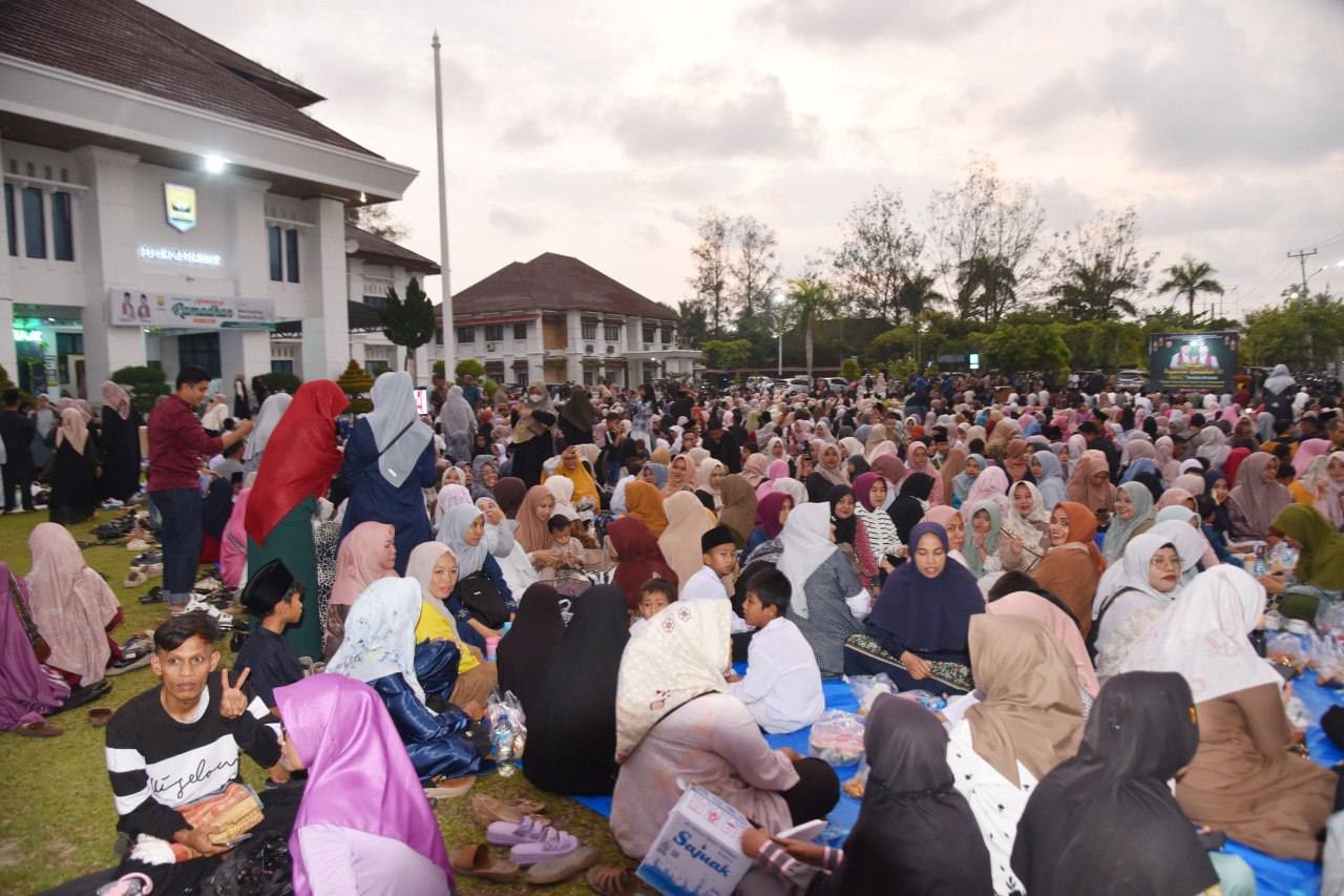 Penutupan Pesantren Ramadhan 1447 H di Halaman Balai Kota Pariaman, Jumat (13/3/2026), dihadiri peserta didik serta jajaran pemerintah daerah.