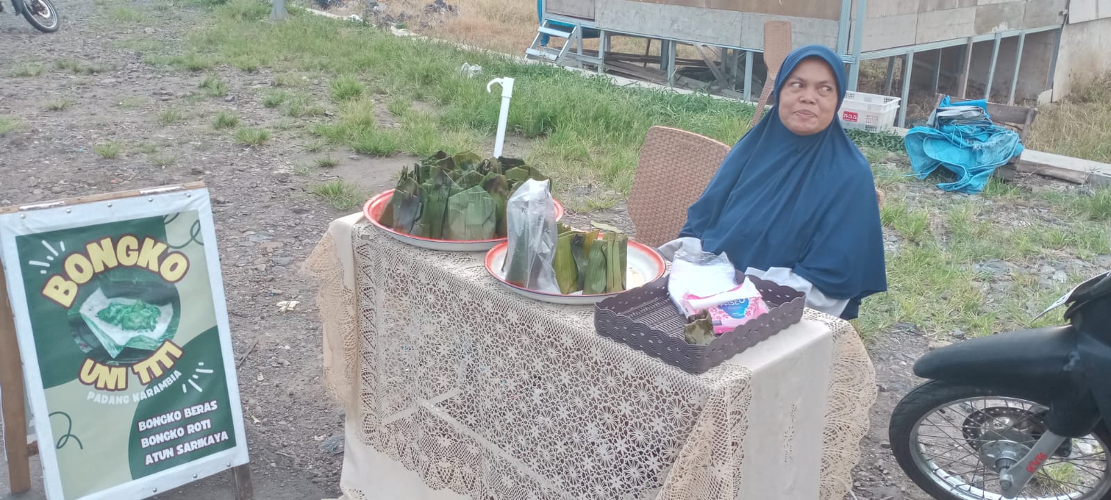 Wiwit (55), penjual bongko dari Padang Karambia, di pinggir Sungai Batang Agam, Kelurahan Tanjung Pauh, perbatasan Pakan Sinayan.