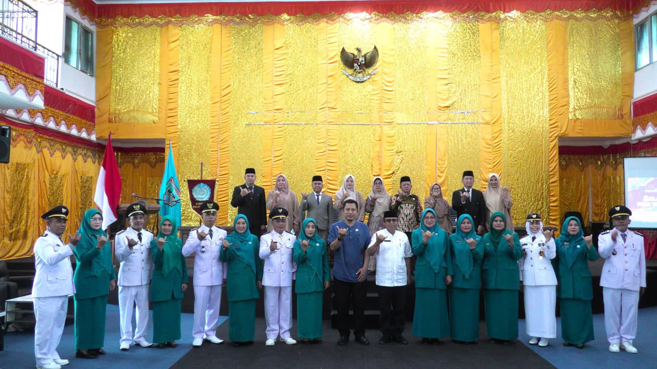 Asisten Pemerintahan dan Kesra, Setia Bakti, lantik enam camat dan Ketua TP-PKK kecamatan untuk memperkuat pelayanan dan pembangunan di 87 nagari wilayah setempat.
