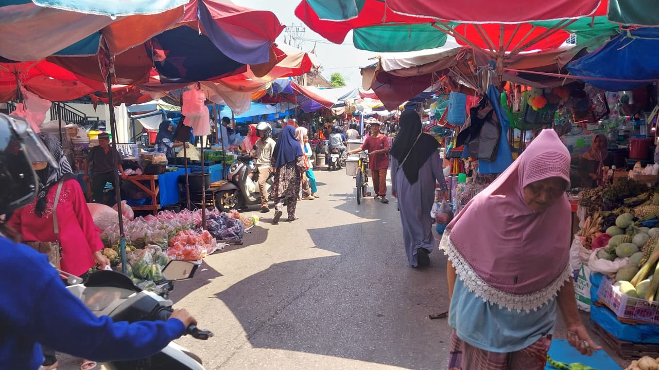  Suasana Pasar Raya Padang yang jadi primadona warga sepekan jelang lebaran, Jumat (13/3/2026). (Mengki Kurniawan/Padeks)