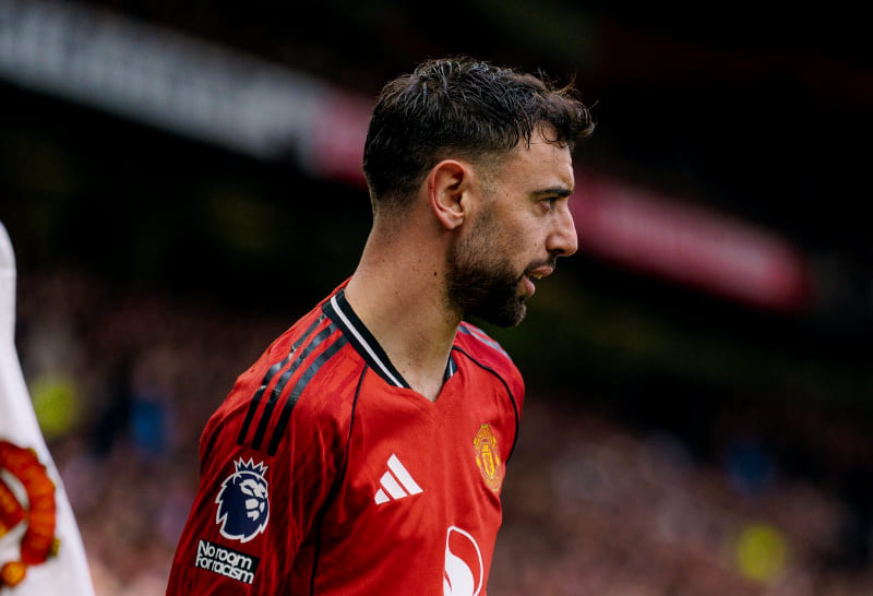 Bruno Fernandes pecahkan rekor assist ke-16 musim 2025/26 dalam kemenangan 3-1 Manchester United atas Aston Villa di Old Trafford, Minggu (15/3/2026). (Foto: x.com/ManUtd)